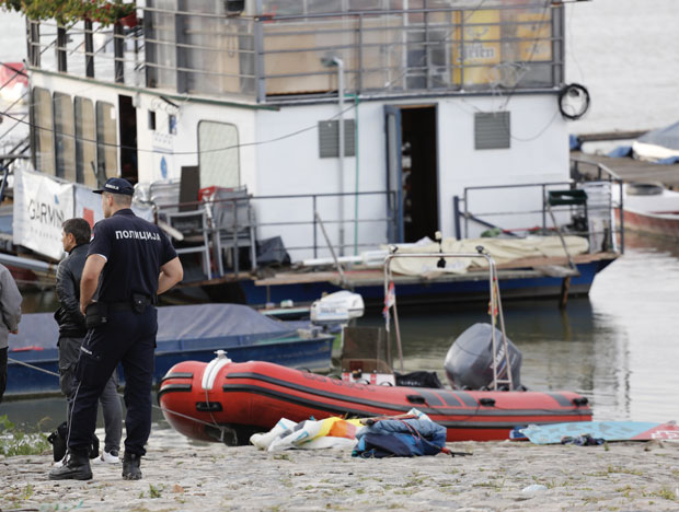 ФОТОГРАФИЈЕ СА МЕСТА ТРАГЕДИЈЕ: Груово тело пријатељи извукли из воде након погибије